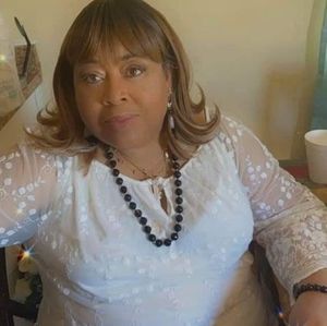 Meet your Posher, Lois